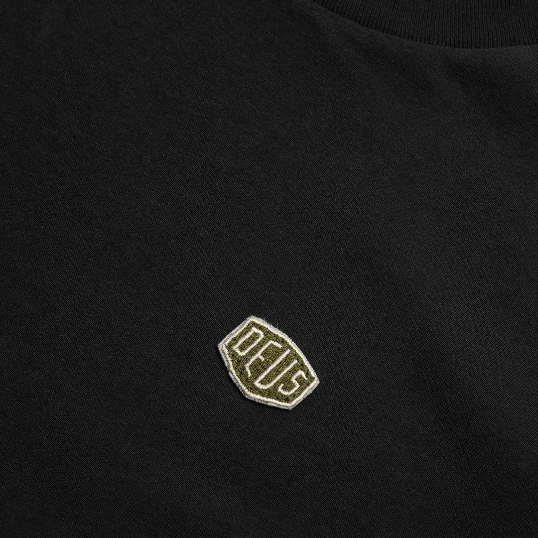 camiseta-deus-ex-machina-shield-stamdar-black-01