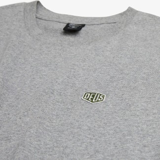 camiseta-deus-ex-machina-shield-stamdar-grey-01