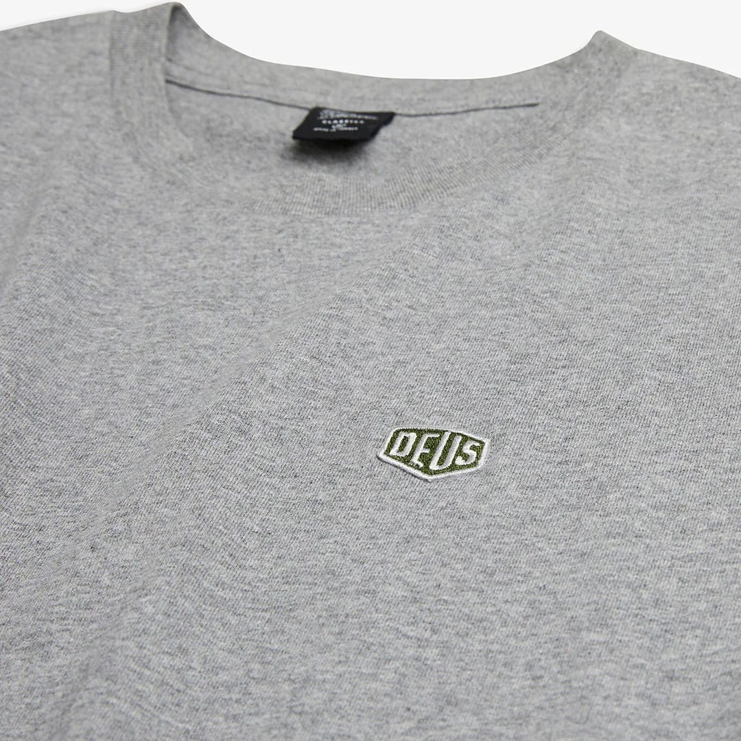 camiseta-deus-ex-machina-shield-stamdar-grey-01