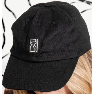 POETIC COLLECTIVE GORRA CLASSIC RUBBER CAP BLACK MODELO