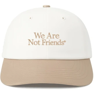 WE ARE NOT FRIENDS GORRA TYPO WHITE EARTH FRONT
